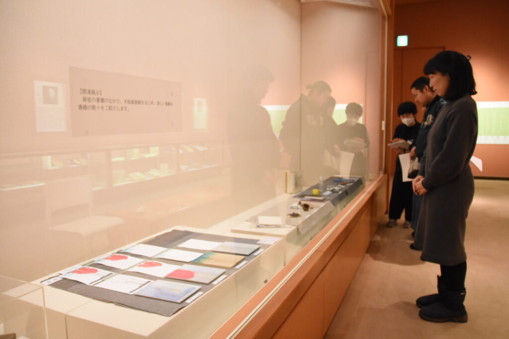 制作道具と、作品の版木など、すり見本とともに紹介している会場