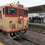 100周年記念として特別に運行した臨時列車=岡山県真庭市で