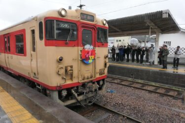 100周年記念として特別に運行した臨時列車=岡山県真庭市で