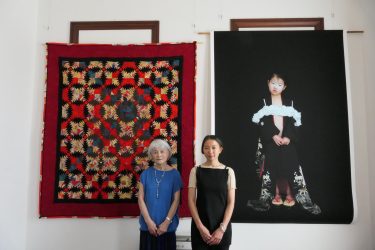 キルトと服飾と写真で新たな作品　スタイリストとキルト作家の母娘　コラボ作品展／岡山・津山市