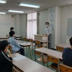 公務員の仕事について学ぶ生徒たち＝岡山県津山市＝