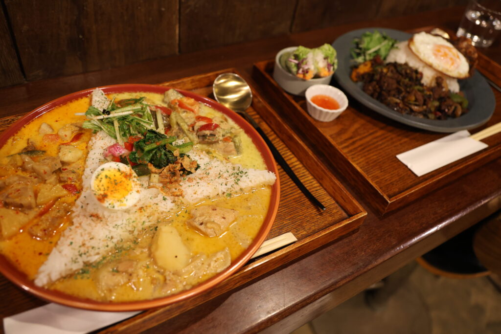 3種のカレーを味わえるトライカレー（手前）と、西粟倉特産の鹿肉を使ったガパオライス