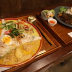 3種のカレーを味わえるトライカレー（手前）と、西粟倉特産の鹿肉を使ったガパオライス