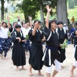 「田植」でサカキの葉をまく男衆