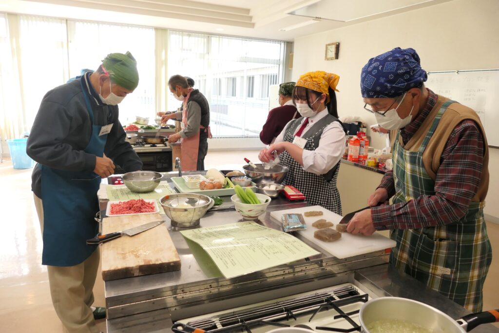 役割分担して手際よく作る参加者