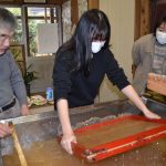 美作大学生が手漉き和紙体験