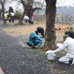 園内をきれいに掃除する老連津山支部の会員たち=岡山県津山市で