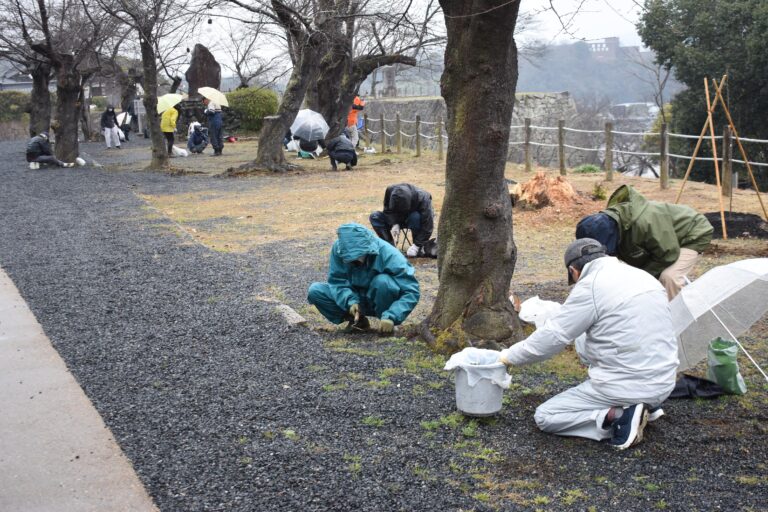 園内をきれいに掃除する老連津山支部の会員たち=岡山県津山市で