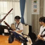 廣幡さんから奏法を教わる参加者=岡山県津山市で
