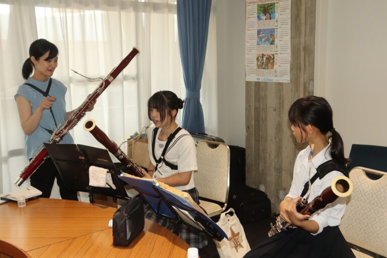 廣幡さんから奏法を教わる参加者=岡山県津山市で