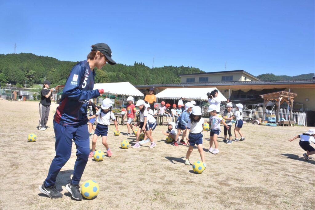 湯郷ベルの選手と交流を深める園児たち