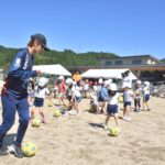 湯郷ベルの選手と交流を深める園児たち