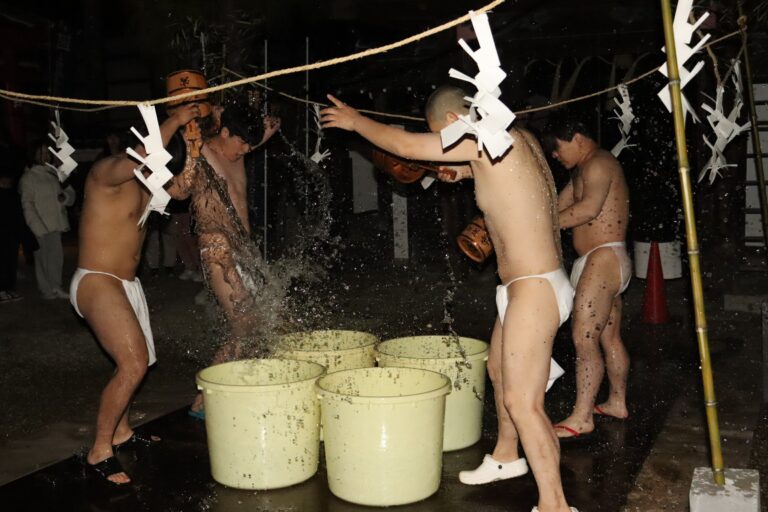 冷水をかぶり心身を清めるふんどし姿の参加者=岡山県津山市で