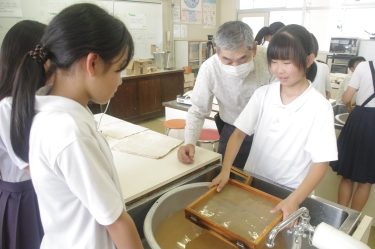 真剣に「紙すき」　児童が横野和紙文化学ぶ　「薄く均等難しい」／岡山・津山市