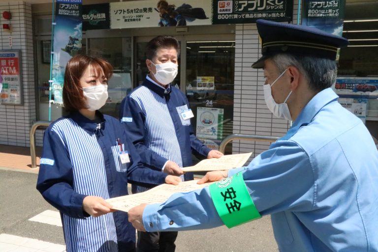 感謝状を受け取る佐野さん（左）