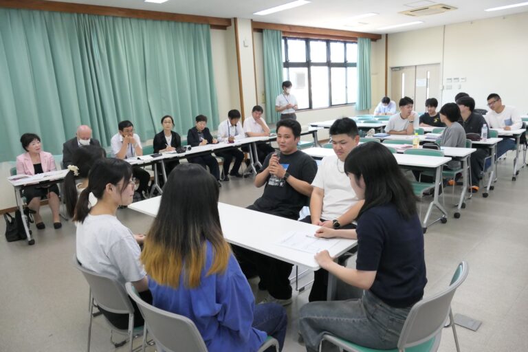 適切な見守り活動について話し合う学生たち=岡山県津山市で
