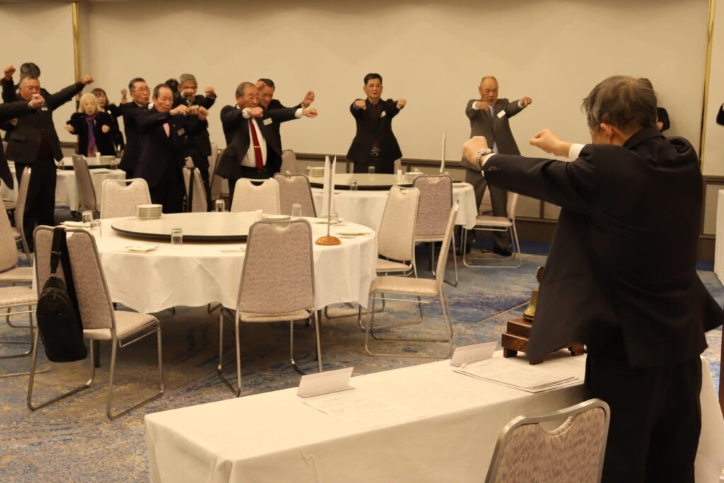 クラブの発展と奉仕への誓いを新たにする会員