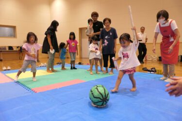 スイカ割り遊びを楽しむ子どもたち=岡山県津山市で