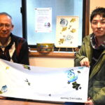 オリジナルタオルを手にする廣山さん（右）と、かじか荘の宿主・秦正明さん=岡山県真庭市で