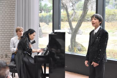 ナウモフ一家によるクリスマスコンサート=岡山県奈義町で