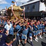 徳守神社を出発する大みこし=岡山県津山市で