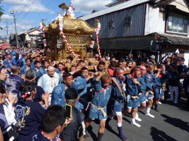 徳守神社を出発する大みこし=岡山県津山市で