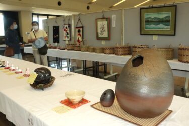 多彩な力作に見入る市民ら=岡山県津山市で