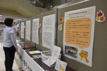 パネル展に見入る来庁者