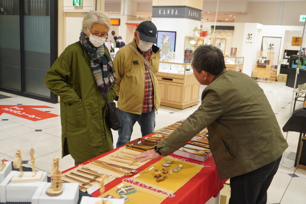 熱心に作者の話を聞く来店客