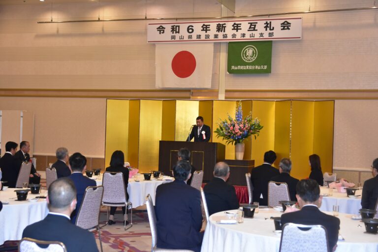 あいさつする河中支部長=岡山県津山市で