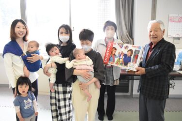 ”いい子育て”を　知育玩具3点を寄付　「大事に使いたい」／岡山・津山市