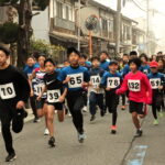 元気いっぱい駆け抜ける参加者（小学生高学年の部）=岡山県真庭市で