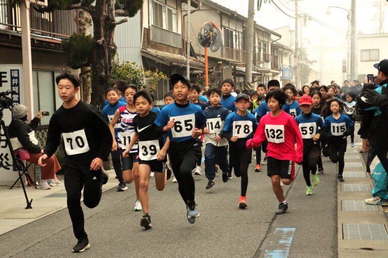 元気いっぱい駆け抜ける参加者（小学生高学年の部）=岡山県真庭市で