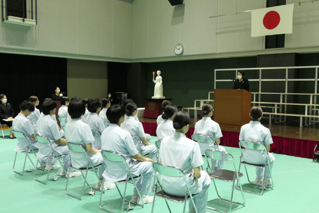 1年生に激励の言葉を述べる安藤校長