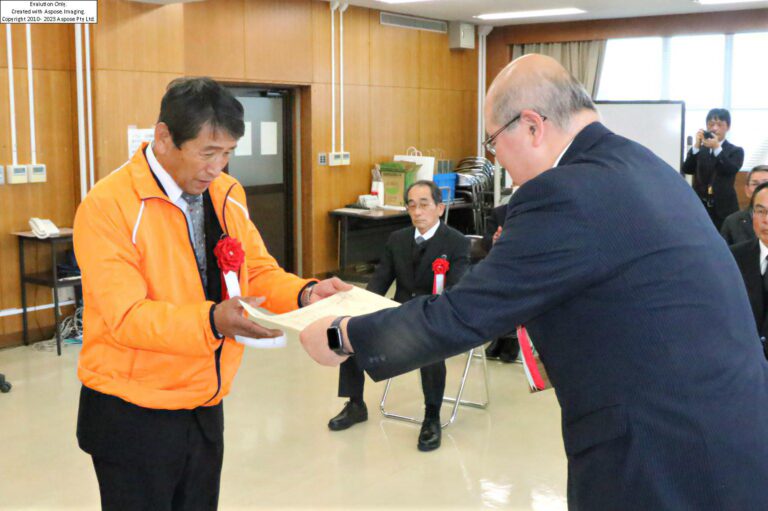 中山局長（右）から表彰を受ける受賞団体の代表者=岡山県津山市で