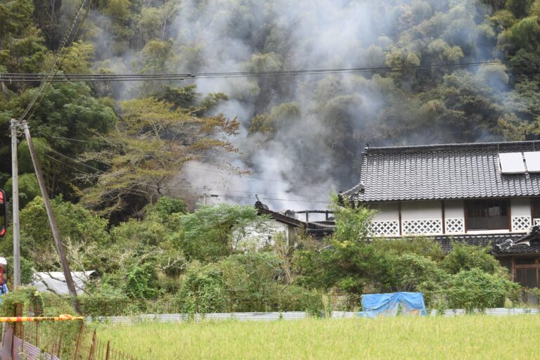 煙を上げる民家=岡山県久米郡美咲町で