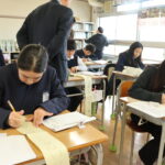 俳句作りに挑戦する児童たち=岡山県津山市で