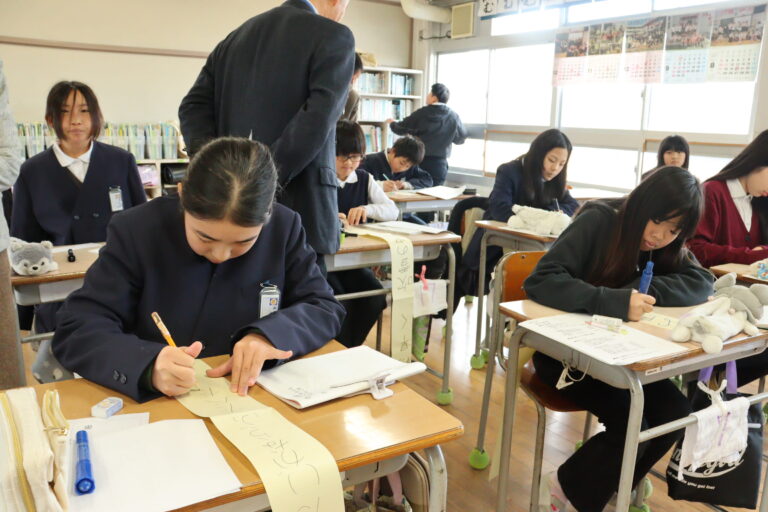 俳句作りに挑戦する児童たち=岡山県津山市で