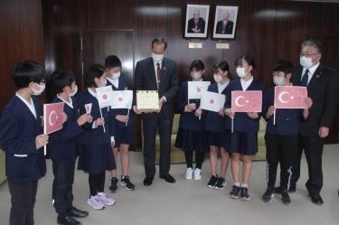 「トルコ・シリア大地震」への募金活動　奈義小学校の児童が集まった浄財を奥正親奈義町長に届けた / 岡山県奈義町