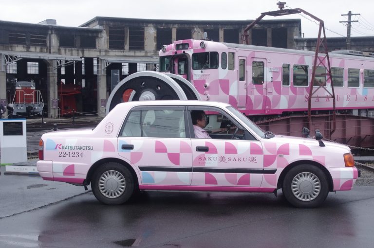 県北で運行が始まったＳＡＫＵ美ＳＡＫＵ楽ラッピングタクシー