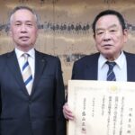 文部科学大臣表彰を受けた河本さん（右）=岡山県津山市で