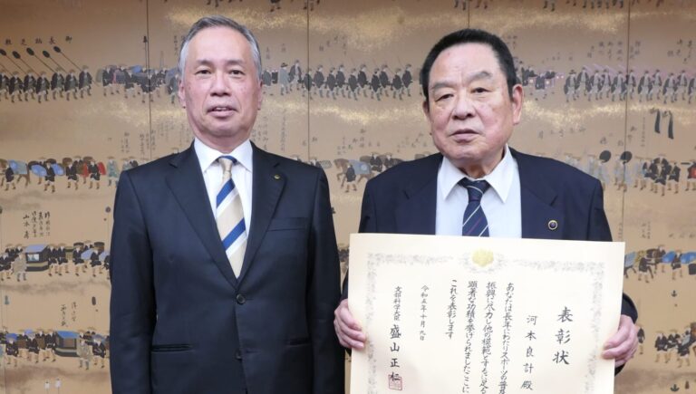 文部科学大臣表彰を受けた河本さん（右）=岡山県津山市で