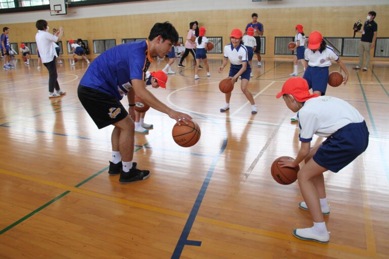 リズムジャンプ＆トライフープ岡山バスケット授業が津山市内小、中学校で始まった