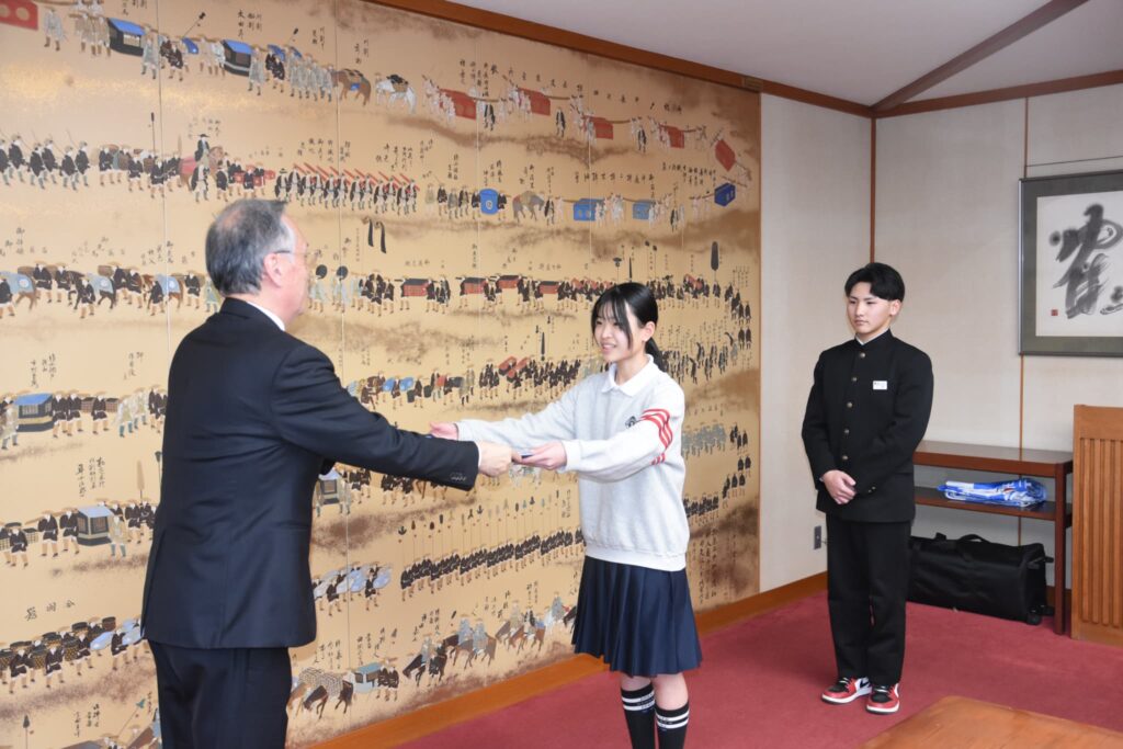 谷口市長から表彰される2人