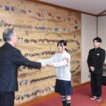 谷口市長から表彰される2人