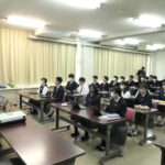 市内のデザイナーに教わる生徒ら=岡山県津山市で