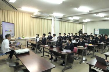 市内のデザイナーに教わる生徒ら=岡山県津山市で