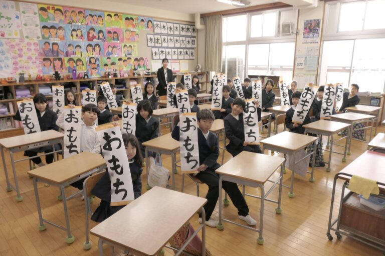 元気に書き初めを披露する3年生=岡山県津山市、大崎小で