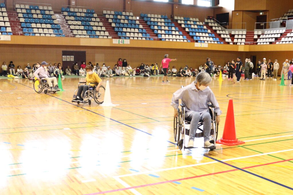 上手に車いすを動かしながらの車いす体験リレー