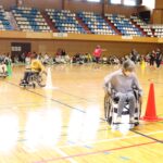 上手に車いすを動かしながらの車いす体験リレー